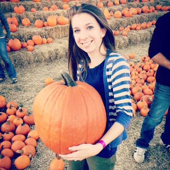 Meet Your Posher, Laura! - Picture 2 of 4